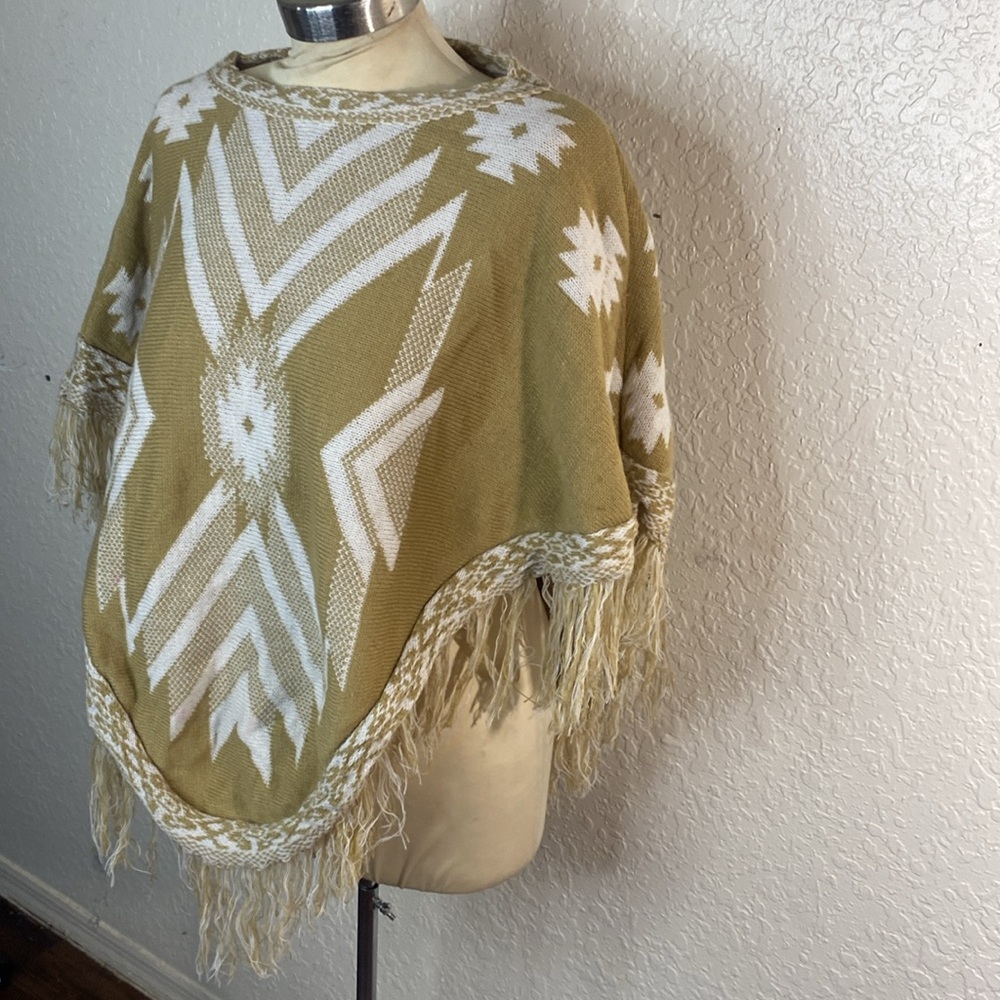 Poncho - Picture 2 of 7